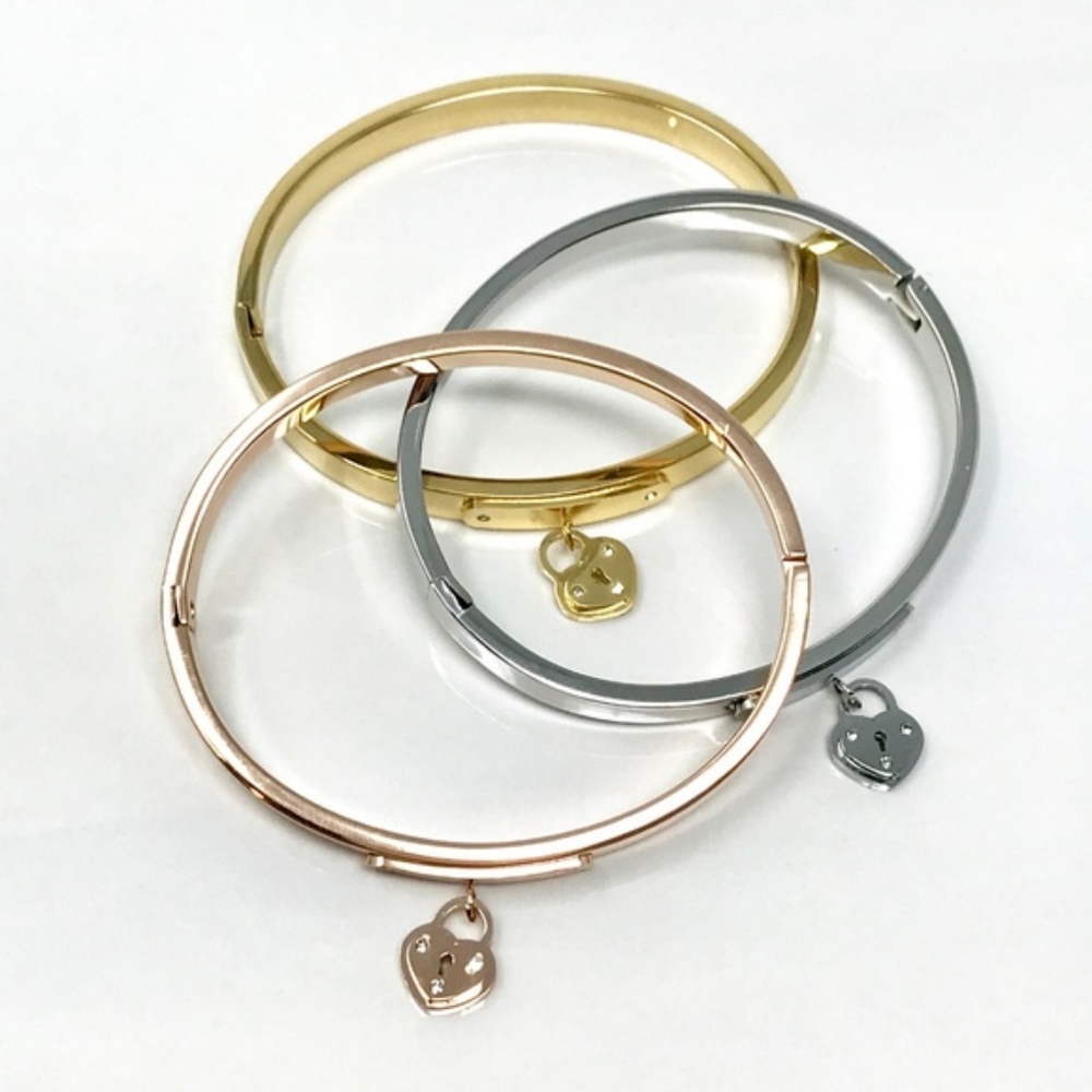LAST ONE🌺Rose Gold Oval Hinged Bangle w/Hanging Heart Lock - Picture 3 of 4